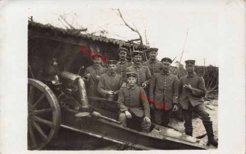 Fotokarte 1.WK deutsche Soldaten mit Granate am Geschütz Unterstand
