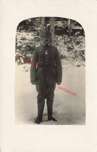 Foto-AK 1.WK deutscher Soldat mit Pickelhaube nach EK-2 Verleihung