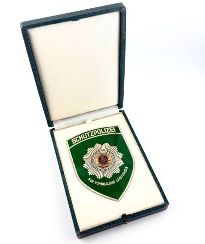 DDR VP Ehrenplakette Für vorbildliche Leistungen Volkspolizei Schutzpolizei Grün