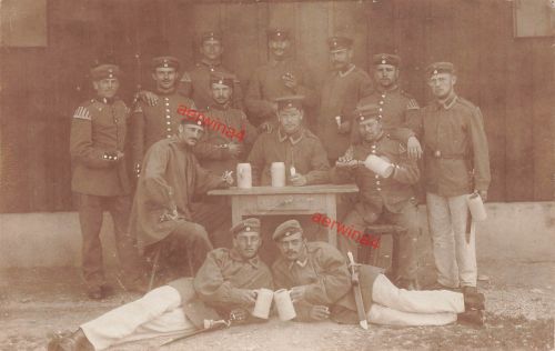 Foto-AK 1.WK bayr. Soldaten mit Reservistenkrügen Bajonett Lager Lechfeld