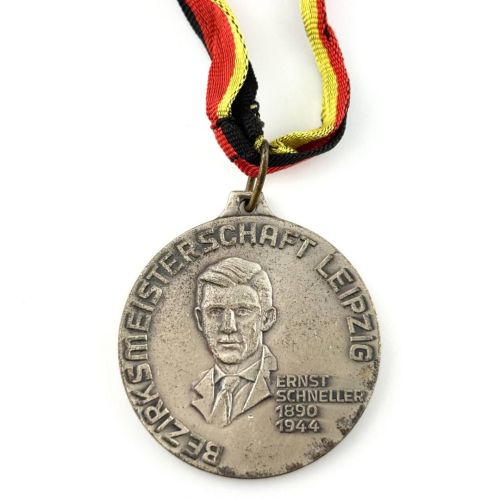 DDR Medaille GST Bezirksmeisterschaft Leipzig Ernst Schneller 1890-1944 Silber