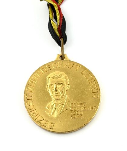 DDR Medaille GST Bezirksmeisterschaft Leipzig Ernst Schneller 1890-1944 Gold