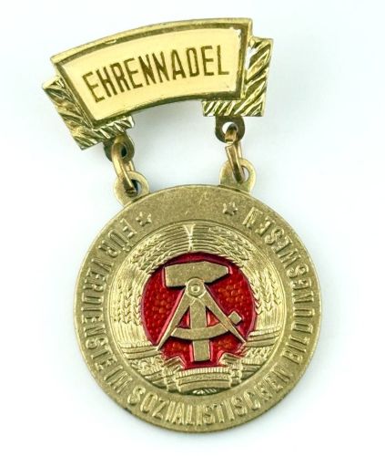 DDR Ehrennadel für Verdienste im sozialistischen Bildungswesen