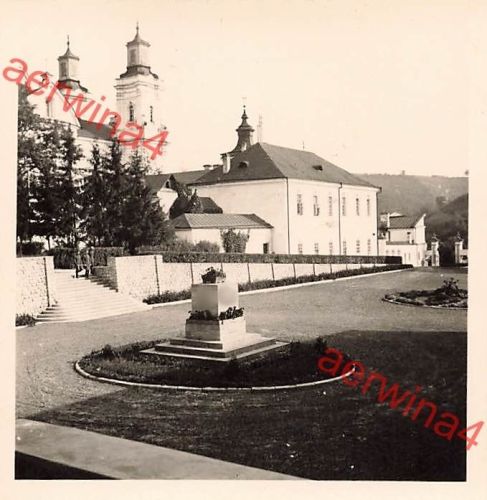 Deutsches Denkmal an der Kirche in Kremianez bei Dubno Ukraine Ostfront