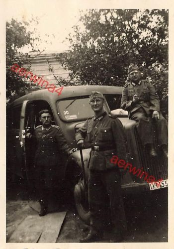 Deutsche Soldaten am Omnibus Opel Blitz bei Lublin Polen