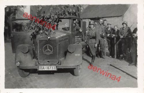 Deutsche Soldaten mit Flämisch Zivilisten am LKW Mercedes Flandern Belgien