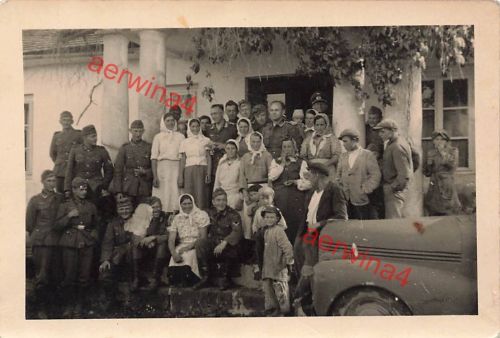 Deutsche Soldaten mit ukr. Frauen Sowjet-Paradies bei Odessa Ukraine Ostfront