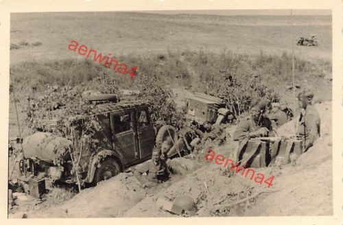 Funker mit Tornister-Funkanlage am Kübelwagen Horch Funkwagen Smolensk Russland