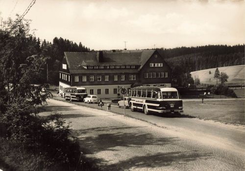 AK DDR Mühlleithen HO Hotel Bus Oldtimer Sachsen Vogtland Postkarte
