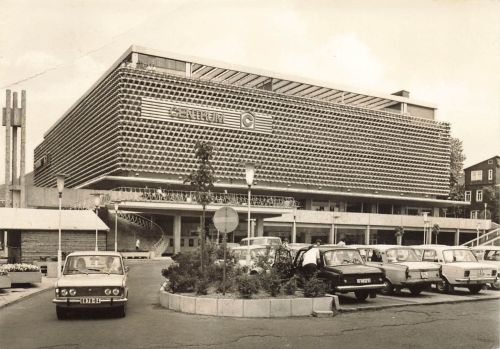 AK DDR Suhl Warenhaus Zentrum Oldtimer Thüringen Thüringer Wald 1974 Postkarte