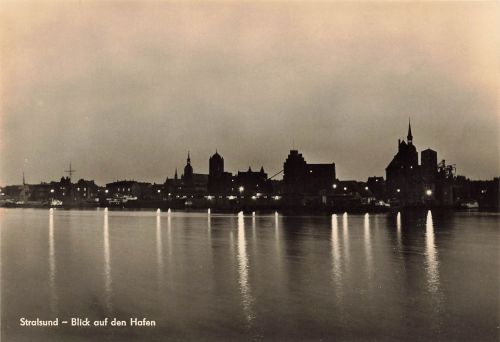 AK DDR Stralsund Blick auf den Hafen bei Nacht Mecköenburg-Vorpommern