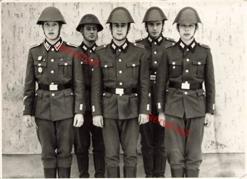 DDR NVA GT Foto Gruppenbild Unteroffizier Soldaten Stahlhelm Grenztruppen
