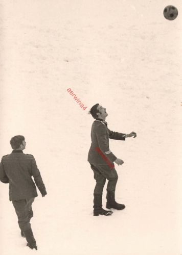 DDR NVA GT Foto Unteroffizier Feldwebel Fußball spielen im Winter Grenztruppen