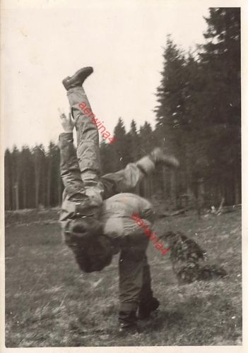 DDR NVA GT Foto Felddienst Soldaten beim Schulterwurf Mannschaft Grenztruppen