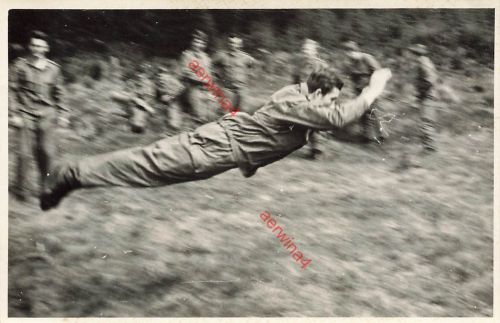DDR NVA GT Foto Felddienst Soldat beim Weitsprung Mannschaft Grenztruppen