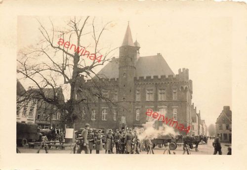 Deutsche Soldaten an der Feldküche am Rathaus Kalkar