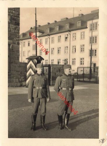 Deutsche Soldaten am Eingang Kaserne Lüdenscheid