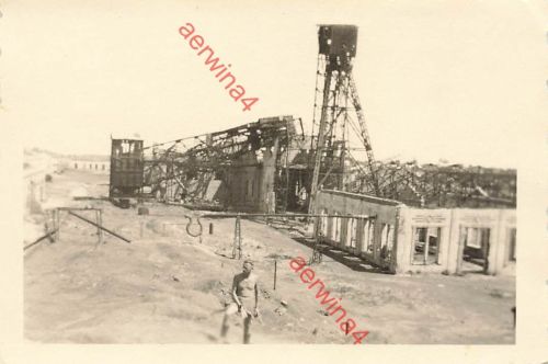 Zerstörtes Bergwerk mit deutschen Soldaten Kiputschi Artemiwsk Ukraine Ostfront