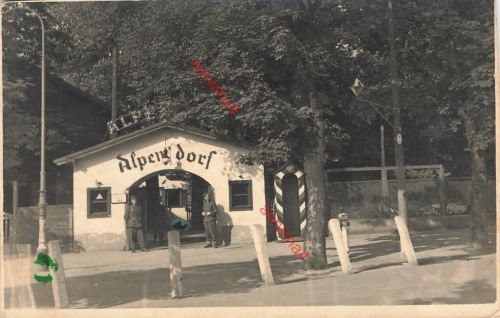 Wachposten am Eingang vom Alpendorf Großfoto