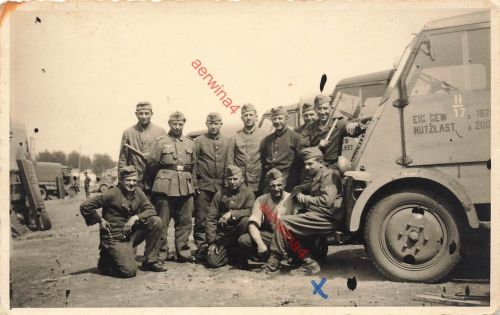Gruppenfoto deutsche Soldaten an französischen Beute LKW Renault Großfoto