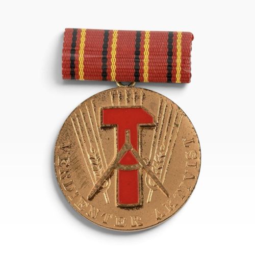 DDR Medaille Verdienter Aktivist mit Friedenstaube