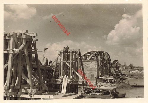 Foto Deutsche Pioniere bauen zerstörte Pruth-Brücke Cernowitz Ukraine Ostfront