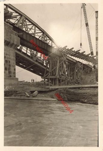 Foto Deutsche Pioniere Träger verlegen Pruth-Brücke Cernowitz Ukraine Ostfront