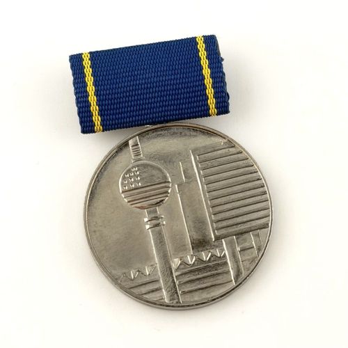 DDR Medaille für hervorragende Leistungen im Bauwesen silberfarben