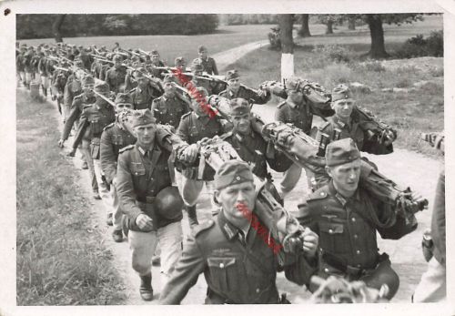 Marsch deutsche Soldaten mit Feldlafette für MG-34