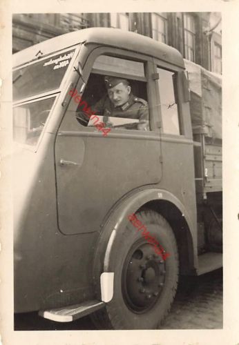 Deutscher Soldat mit französischer Beute LKW Ronault AGR Frankreich
