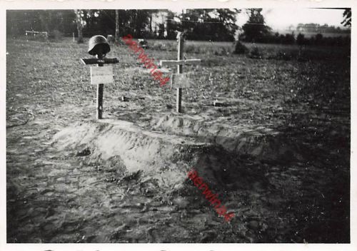 Deutsches Heldengrab Stahlhelm bei Roslawl Russland Ostfront