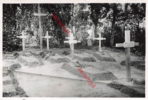 Deutsche Heldengräber Stahlhelm gefallen bei Smolensk Russland Ostfront