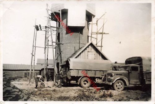 Beute LKW USA Dodge am Wasserturm Soldaten bei Smolensk Russland Ostfront