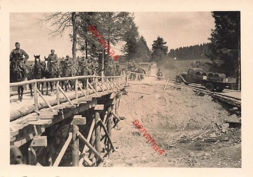 Vormarsch deutsche Soldaten auf Behelfsbrücke LKW Ford bei Amiens Frankreich