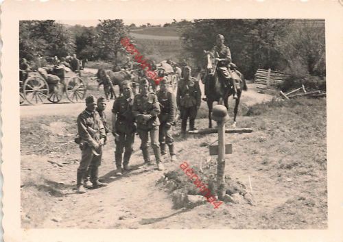 Kameraden an Heldengrab gefallener deutscher Soldaten bei Amiens Frankreich