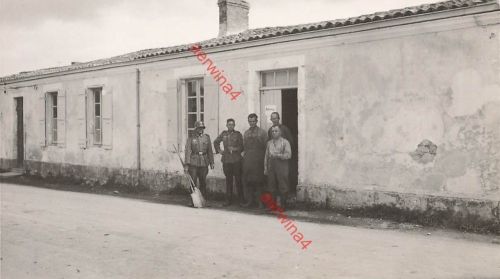 Deutscher Soldat Stahlhelm mit Besen vor Kleiderkammer bei Bordeaux Frankreich