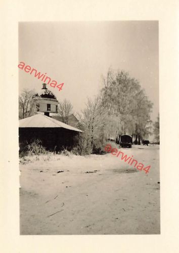 Deutsche LKW an Kirche in Katyn bei Smolensk Rußland Ostfront