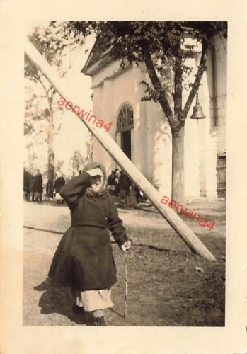 Frau im Sowjet-Paradies an Kirche Mohroz Ukraine Ostfront 1942