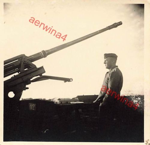 Deutscher Soldat Fliegerwache an der 3,7-cm-Flak