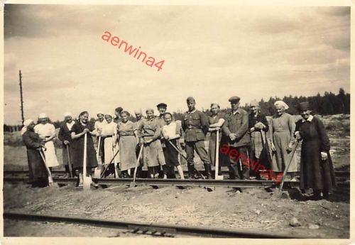 Frauen im Sowjet-Paradies Gleisbau arbeiten Litauen Ostfront