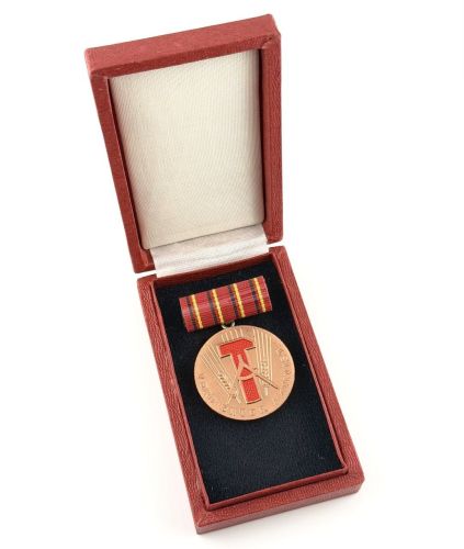 DDR Medaille Verdienter Aktivist mit Wappen