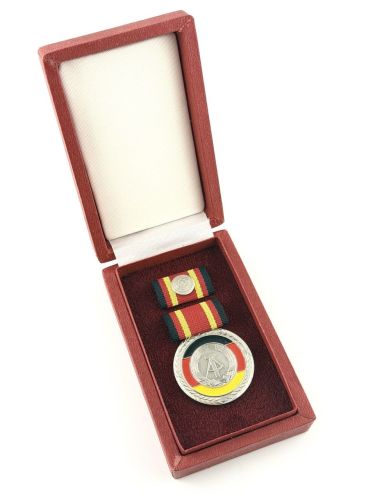 DDR Verdienstmedaille der Deutschen Demokratischen Republik mit Etui