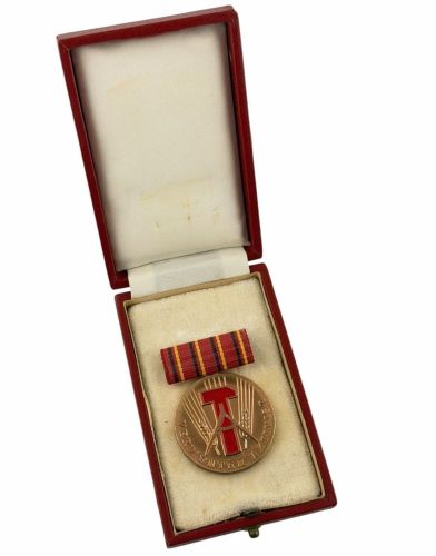 DDR Medaille Verdienter Aktivist mit Wappen