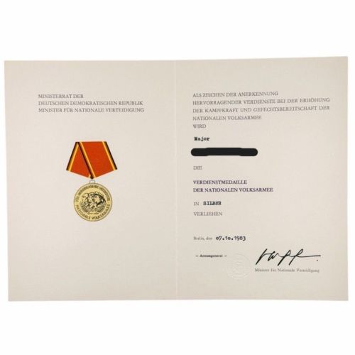DDR NVA Urkunde Verdienstmedaille der Nationalen Volksarmee Silber 1983 Major