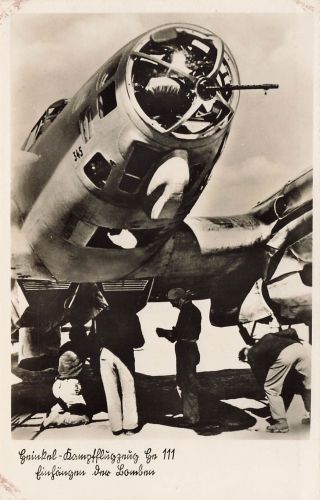 Fotokarte WW2 Kampfflugzeug Heinkel He 111 Einhängen der Bomben Fotokarte
