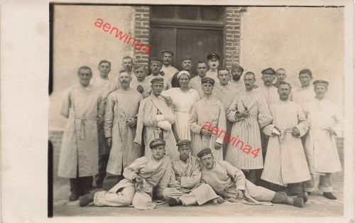 Foto-AK 1.WK Verletzte Soldaten mit Krankenschwester Lazarett in Frankreich