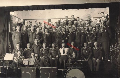 Foto WW2 Luftwaffen Soldaten mit Blitzmädel Feier Brüssel Belgien Großfoto