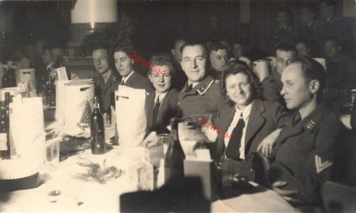 Foto WW2 Luftwaffen Soldaten mit Blitzmädel Feier Brüssel Belgien Großfoto