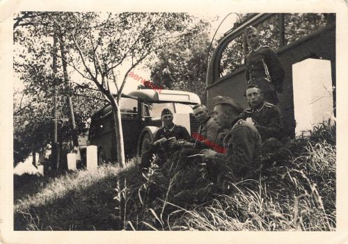 Foto Portrait Rast Deutsche Soldaten am Omnibus Fahrt nach Holland Großfoto
