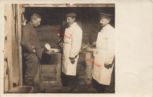 Foto-AK 1.WK Deutsche Feldköche bei der Essenausgabe an Soldaten Feldküche Front